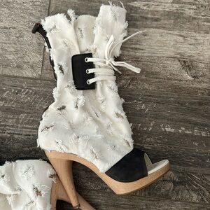 Distressed White/Black open toe heels US 7